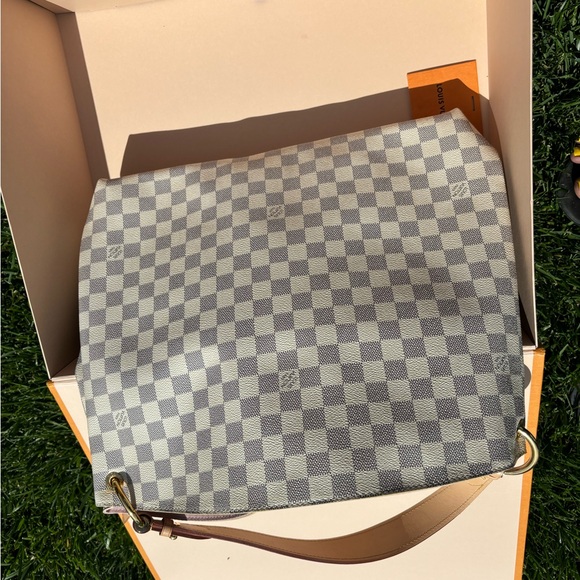 Graceful MM pink and white checkered hobo purse.
PLS DO NOT ASK ME TO SEND PICS - Picture 6 of 7